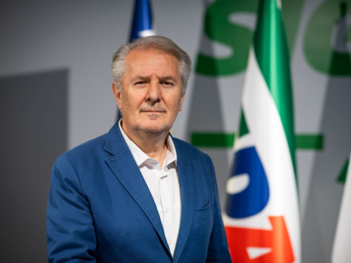 Vlada Federacije kupuje automobile u vrijednosti 2 milijuna maraka, najskuplje ide dužnosniku SDA