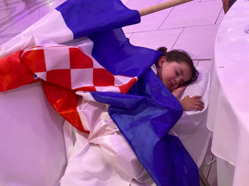 Pokrij me, majko, zastavom!