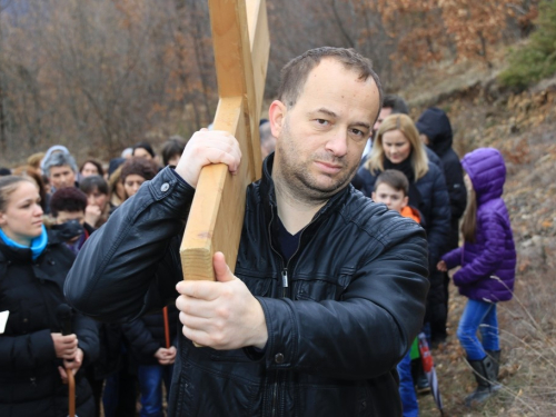 FOTO: Vlč. Ljubo Zadrić predvodio križni put na Uzdolu