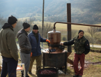 FOTO: Sezona je pečenja rakije na Orašcu – ''Veseli stroj'' radi punom parom