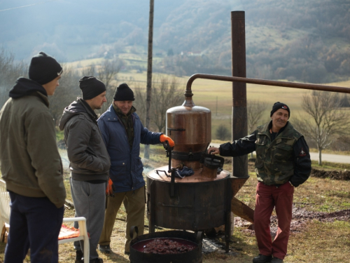 FOTO: Sezona je pečenja rakije na Orašcu – ''Veseli stroj'' radi punom parom