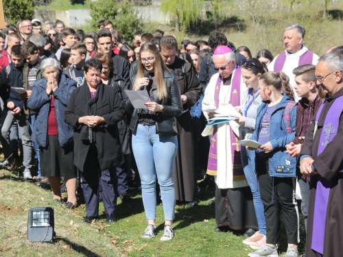 FOTO/VIDEO: Nadbiskupijski križni put mladih na Šćitu