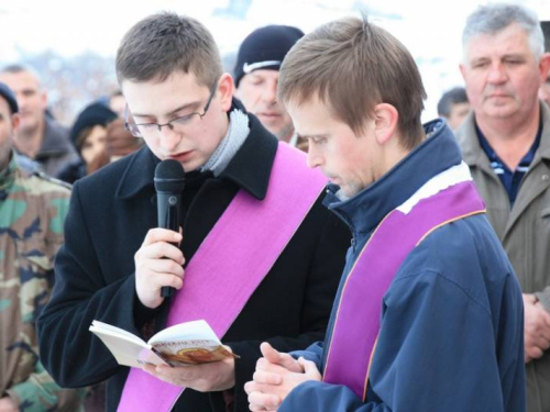 FOTO: Vlč. Ivan Karača predvodio Križni put na Uzdolu