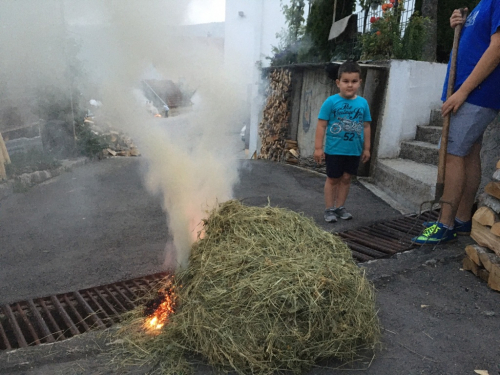 FOTO: Paljenjem svitnjaka Rama dočekuje sv. Ivu