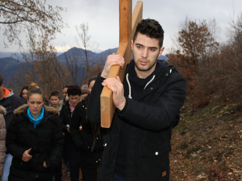 FOTO: Fra Andrija Jozić predvodio križni put na Uzdolu