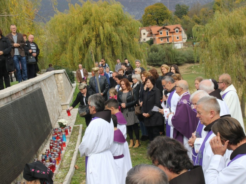 FOTO: Dan sjećanja na ramske žrtve u župi Rama-Šćit