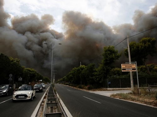 Najmanje 20 mrtvih, stotine ozlijeđenih u požarima u Grčkoj