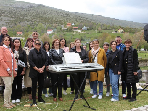 FOTO: Druženje Rumbočana i sv. misa na Zahumu