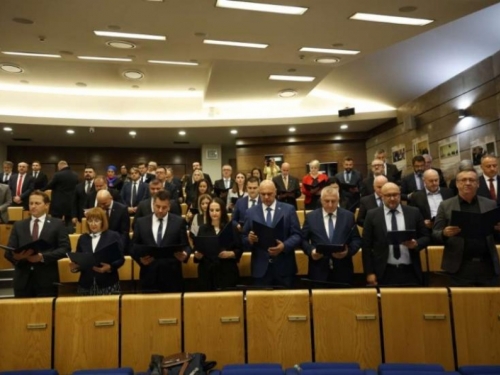 Prekinuta sjednica Parlamenta FBiH: Izaslanici SDA i DF-a odbili glasati za novi saziv