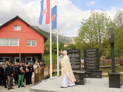 FOTO: Otkriveno i blagoslovljeno spomen obilježje na Lugu