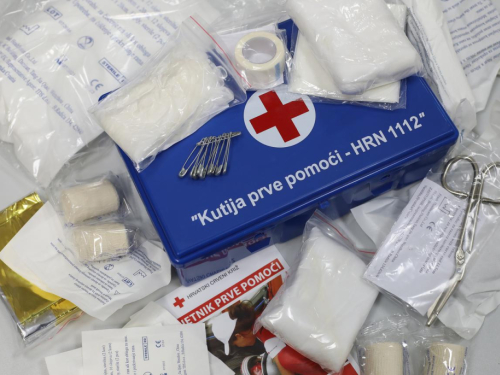 Znate li kolika vam kazna prijeti zbog starije kutije prve pomoći u autu?