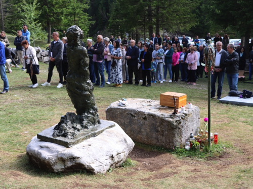 FOTO: Na Vranu služena sv. misa za poginule duvandžije