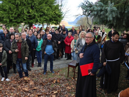 FOTO: Na Šćitu uprizorene žive jaslice