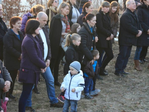 FOTO: Fra Andrija Jozić predvodio Križni put na Uzdolu