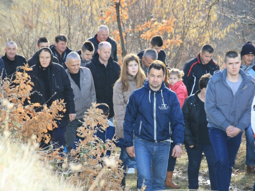 FOTO: Vlč. Stipo Knežević predvodio križni put na Uzdolu