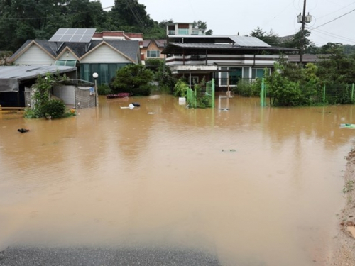 Južnu Koreju pogodili poplave i klizišta, stotine evakuiranih