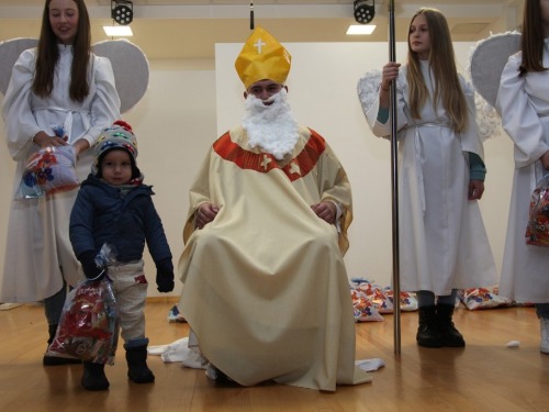 FOTO: Sv. Nikola razveselio djecu u Rumbocima