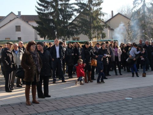 U Prozoru svečano otvoren Božićni sajam