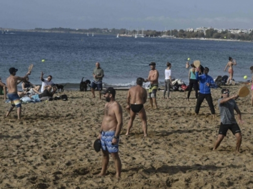 Dok se pola Europe smrzava, Grci se kupaju na plažama