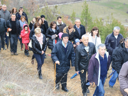 FOTO: Fra Andrija Jozić predvodio križni put na Uzdolu