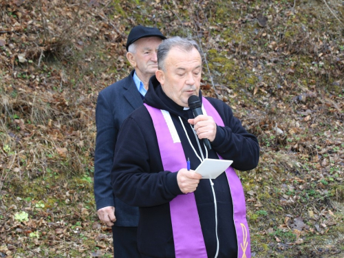 FOTO: Vlč. Ljubo Zadrić predvodio križni put na Uzdolu