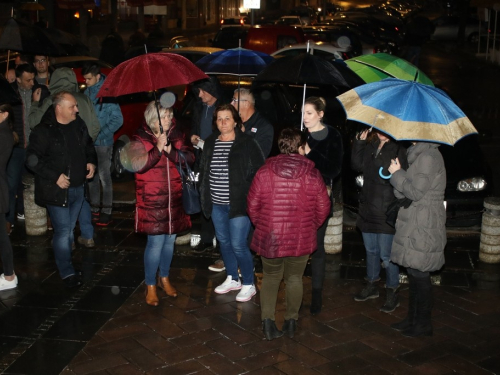 FOTO: Paljenjem svijeća u Prozoru odana počast Anti Pavloviću