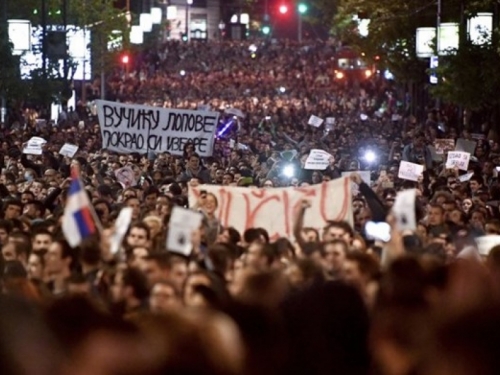 Tisuće ljudi na ulicama Srbije treći dan prosvjeduje protiv Vučića