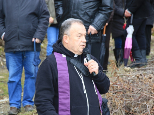 FOTO: Fra Andrija Jozić predvodio križni put na Uzdolu