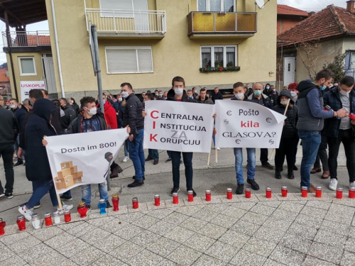 Poruke s prosvjeda u Uskoplju: “Zatijevamo obrazloženja za svaki odbijeni glas…”