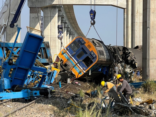 Najmanje 28 poginulih nakon što se dizalica srušila na vlak u Tajlandu