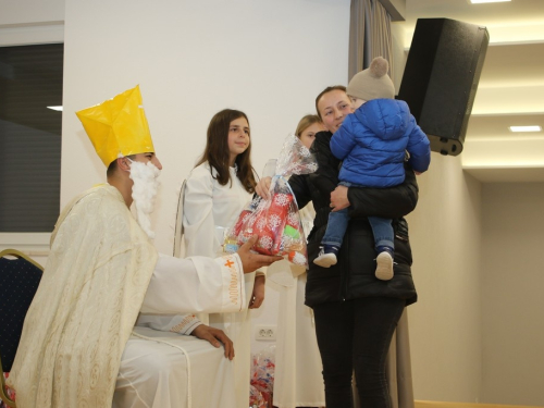 FOTO: Sv. Nikola razveselio mališane u Rumbocima