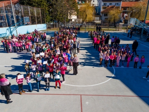 FOTO: OŠ Marka Marulića Prozor obilježila 'Dan ružičastih majica'