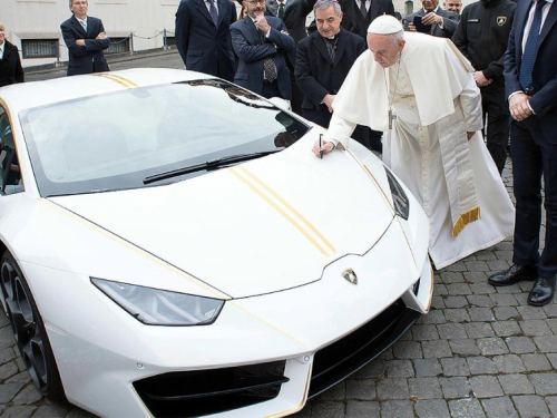 Papa dobio Lamborghini Huracan