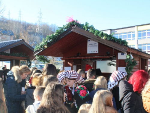 FOTO: U Prozoru otvoren Božićni sajam