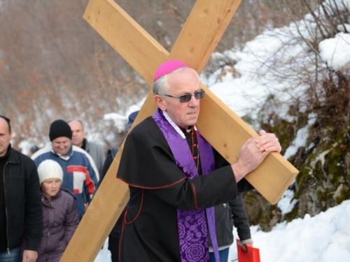 FOTO: Biskup Sudar predvodio misno slavlje i Put križa na Uzdolu