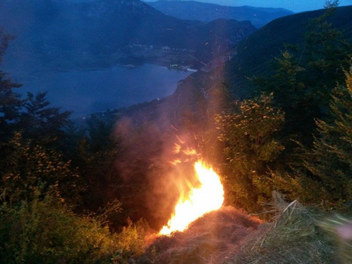 FOTO: Paljenjem svitnjaka Rama dočekuje sv. Ivu