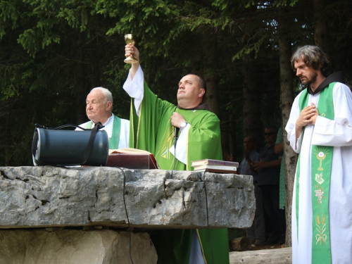 FOTO: Na Vranu služena sv. misa za poginule duvandžije