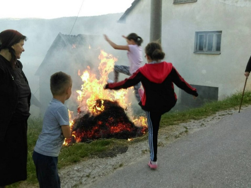 FOTO: Paljenjem svitnjaka Rama dočekuje sv. Ivu