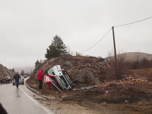 Pri slijetanju vozila u Šujici ozlijeđene dvije osobe