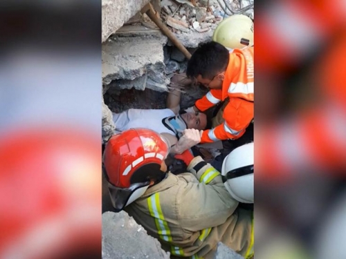 Muškarca živ izvučem ispod ruševina u Draču dva dana nakon potresa