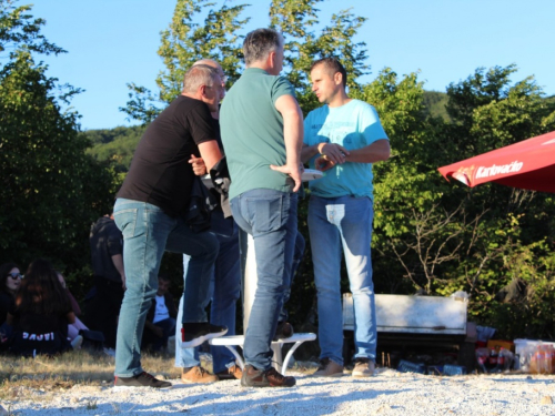 FOTO| Gmićani podigli križ na Makljenu