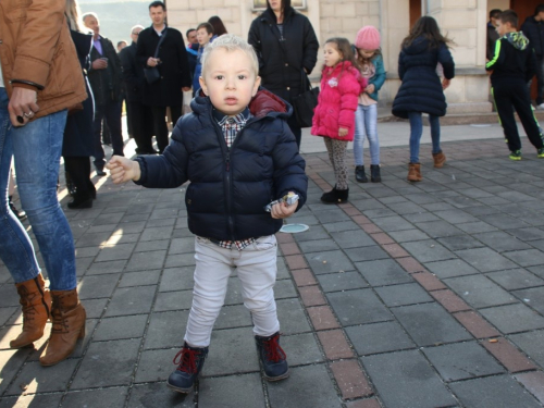 U Prozoru svečano otvoren Božićni sajam