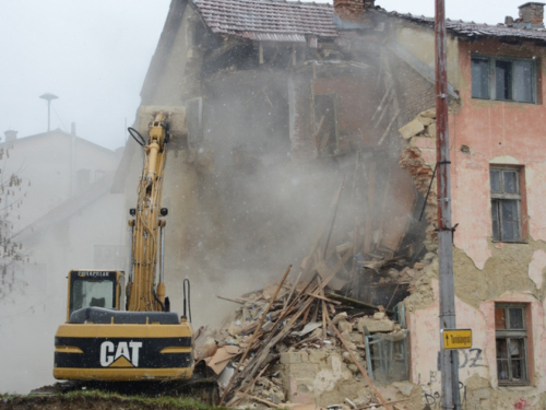 FOTO: Ruši se stara zgrada u Prozoru