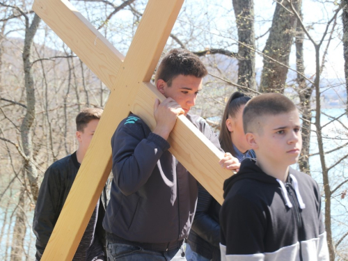 FOTO/VIDEO: Nadbiskupijski križni put mladih na Šćitu