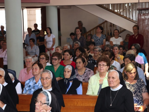 FOTO: Zlatna misa mons. Ante Meštrovića i Dan posvete crkve i duhovnih zvanja u župi Prozor