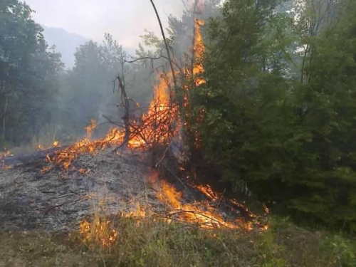 FOTO: Gori u Donjoj Rami, ljudima potrebna pomoć