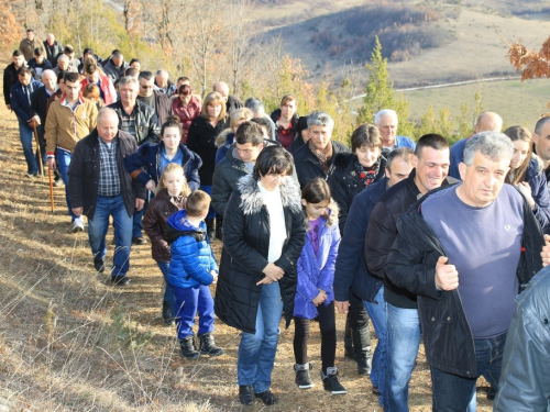 FOTO: Vlč. Stipo Knežević predvodio križni put na Uzdolu