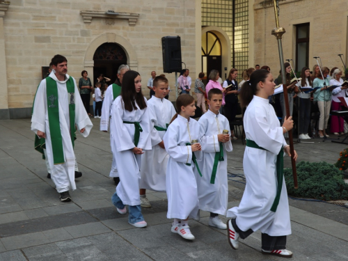 FOTO: Započela trodnevnica na Šćitu uoči Male Gospe, prvi dan posvećen školarcima