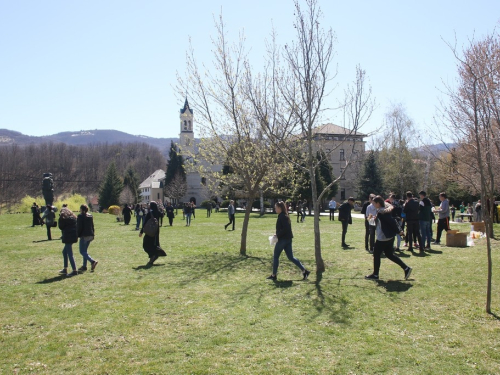 FOTO/VIDEO: Nadbiskupijski križni put mladih na Šćitu