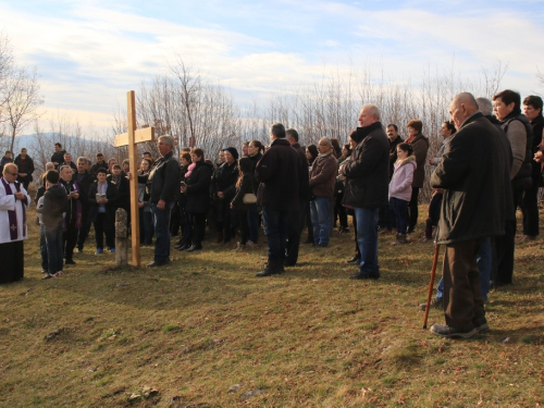 FOTO: Vlč. Stipo Knežević predvodio križni put na Uzdolu